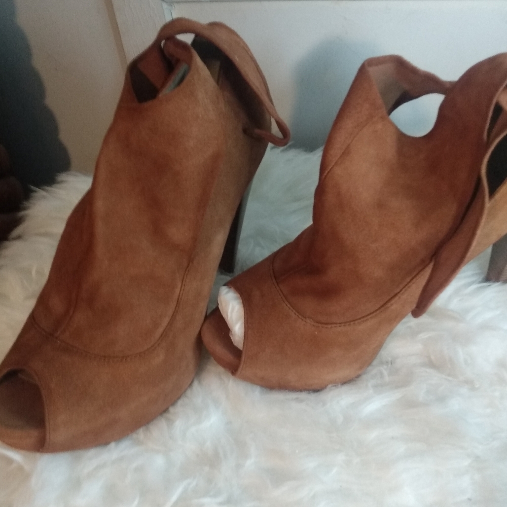 Heels - Picture 2 of 12